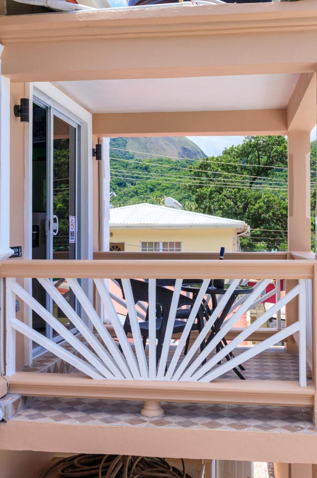 Maggie'S Inn Soufrière Buitenkant foto