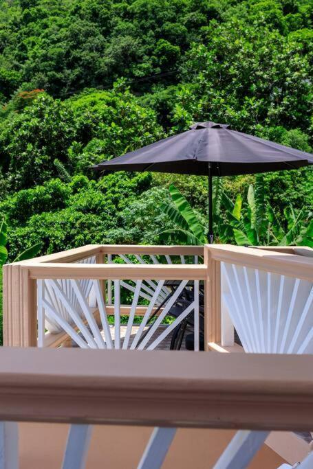 Maggie'S Inn Soufrière Buitenkant foto