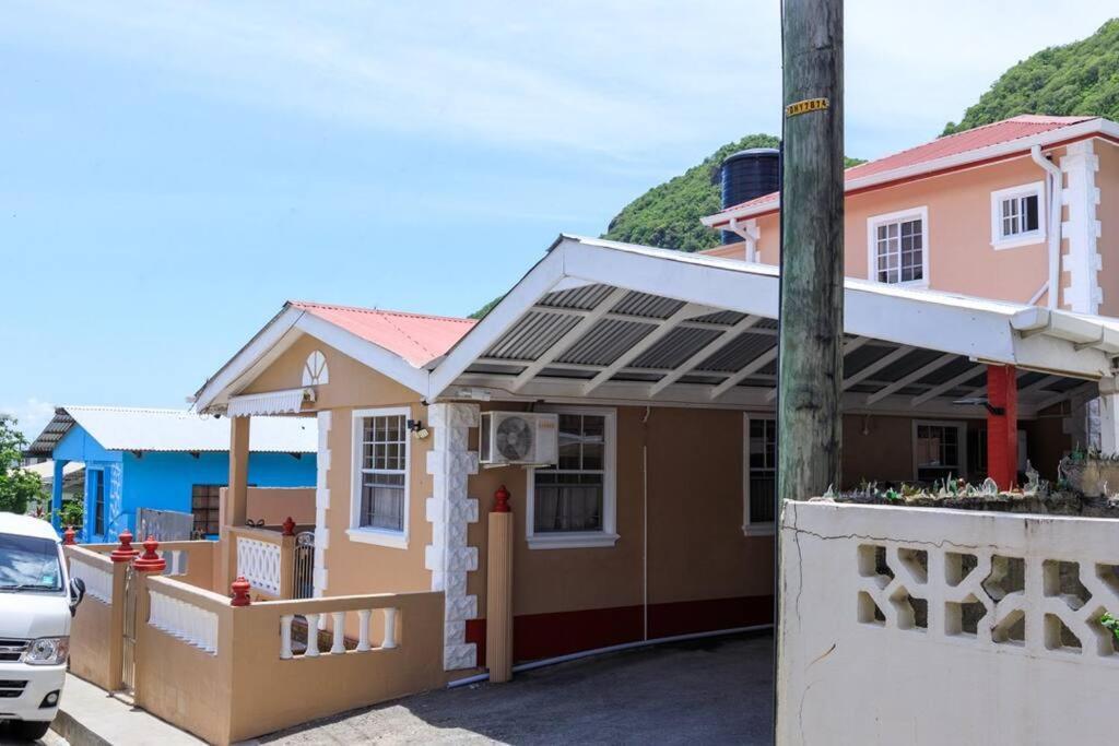 Maggie'S Inn Soufrière Buitenkant foto