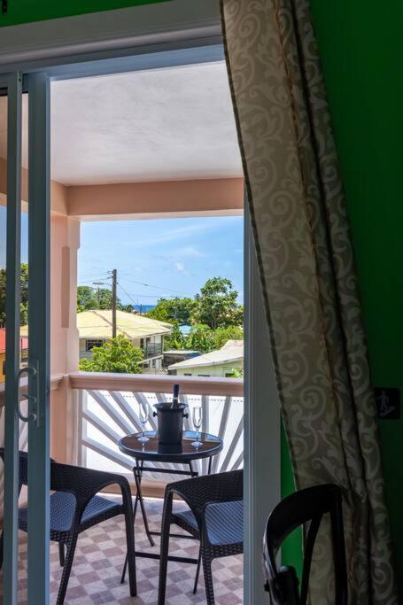 Maggie'S Inn Soufrière Buitenkant foto