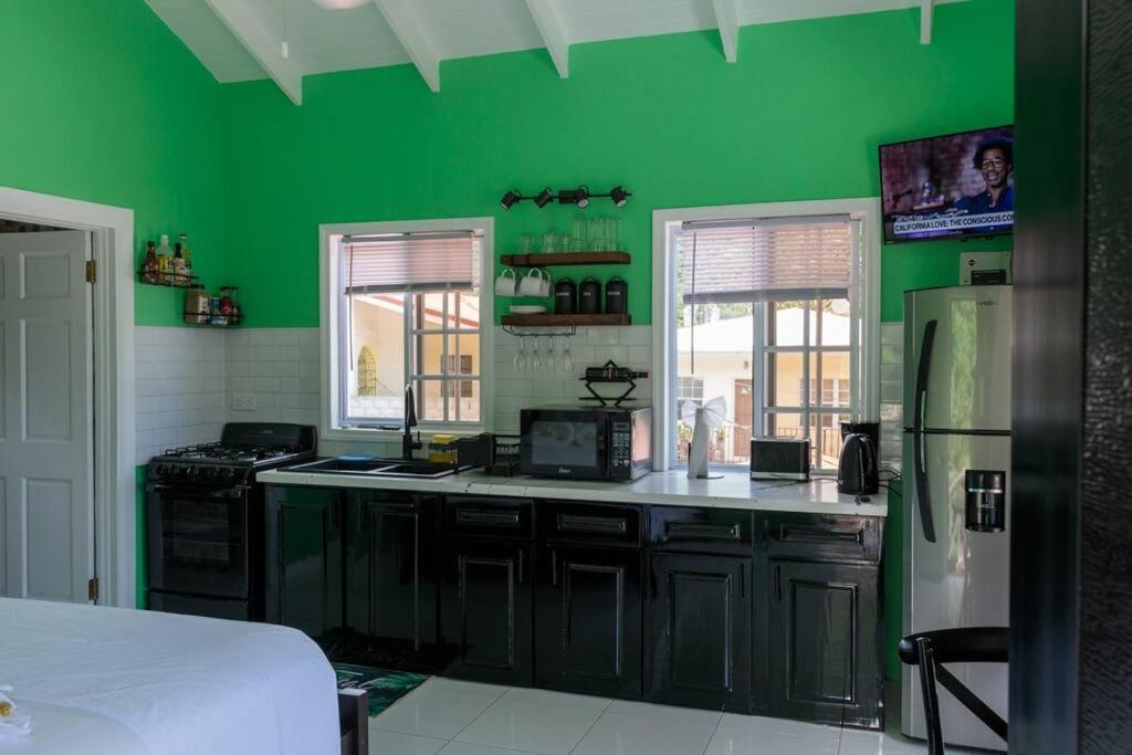 Maggie'S Inn Soufrière Buitenkant foto