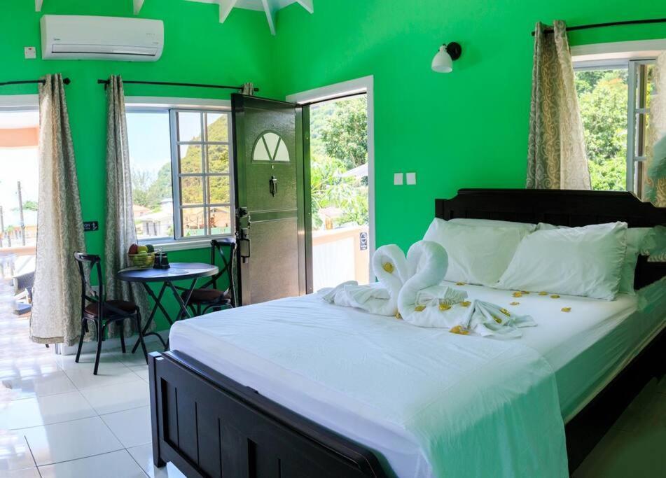 Maggie'S Inn Soufrière Buitenkant foto