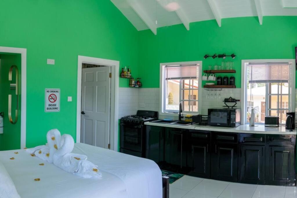 Maggie'S Inn Soufrière Buitenkant foto